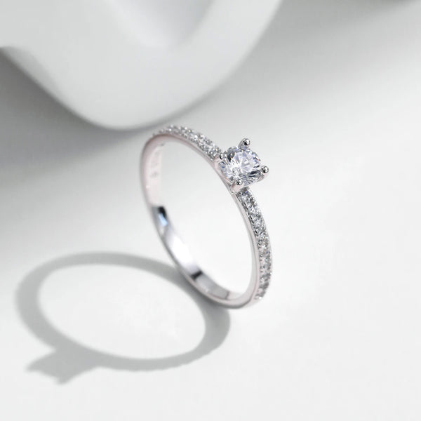 Bague carrée délicate en argent et moissanite Modian