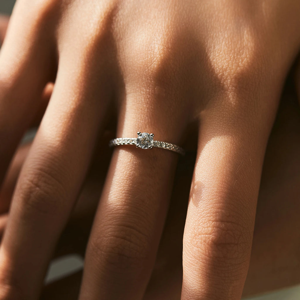 Bague carrée délicate en argent et moissanite Modian