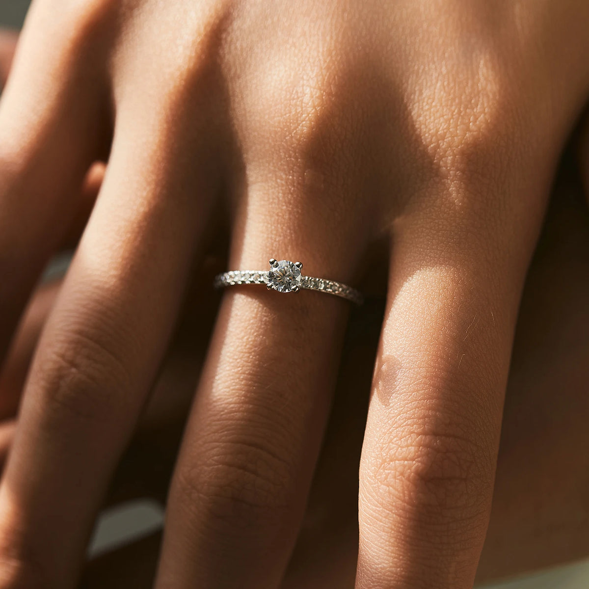 Bague carrée délicate en argent et moissanite Modian