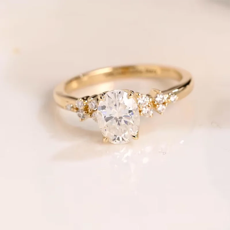 Bague halo en argent 925 et moissanite taille ovale