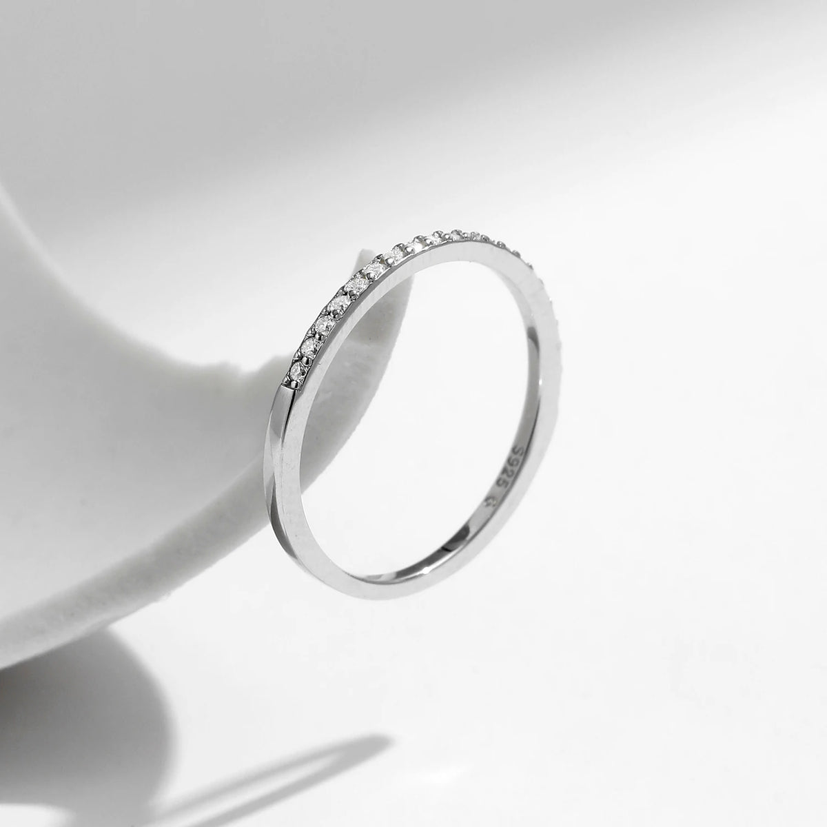 Alliance éternité simple en argent et moissanite Modian