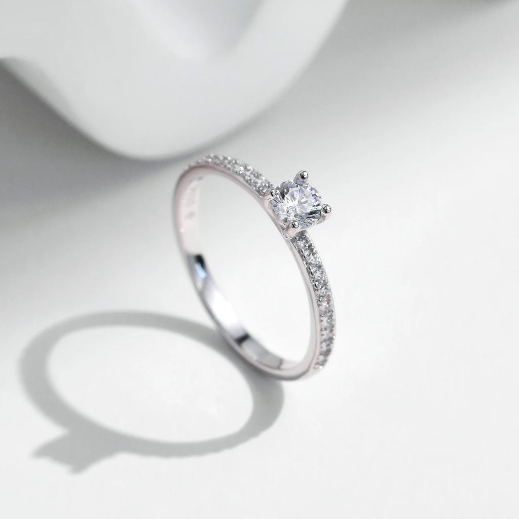 Bague carrée délicate en argent et moissanite Modian