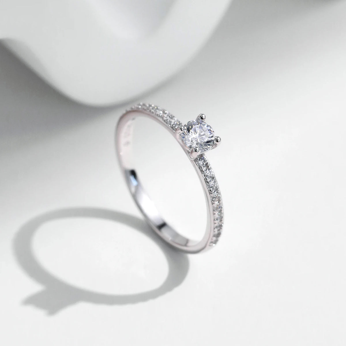 Bague carrée délicate en argent et moissanite Modian